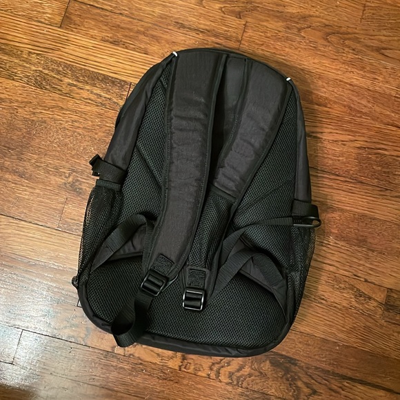 Amazon Basics Laptop Backpack Fits Up to 17-Inch Laptops, Black - Picture 3 of 8